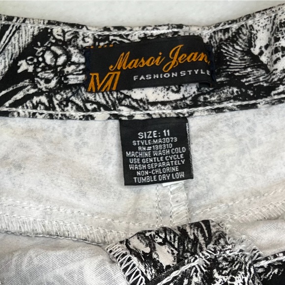 EUC MASOI JEAN WOMENS SHORTS IN BLACK AND WHITE PATTERNS SIZE 11 - 30 inch waist - Picture 4 of 4